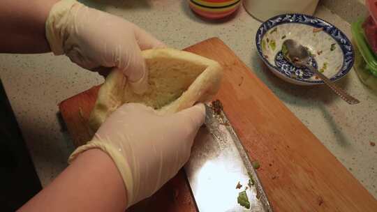 切开面饼制作肉夹馍