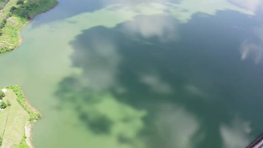 航拍蓝天白云下的静湖