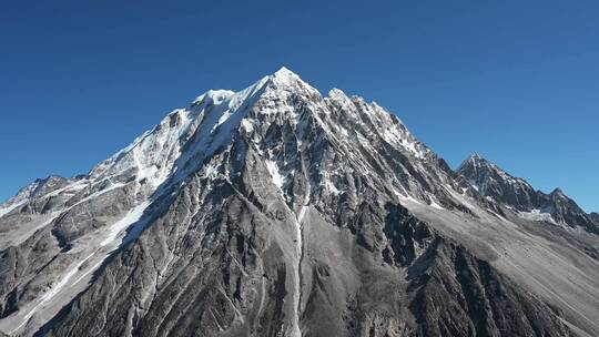 川西蓝天下的雅拉雪山