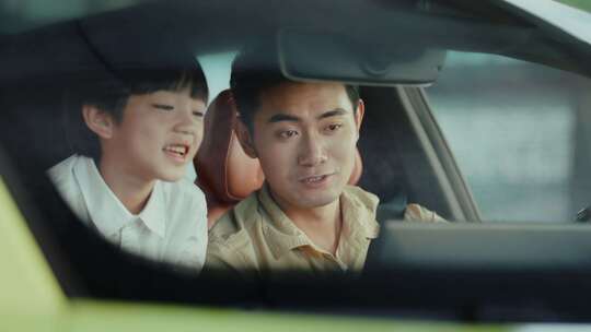 一家人车内对话