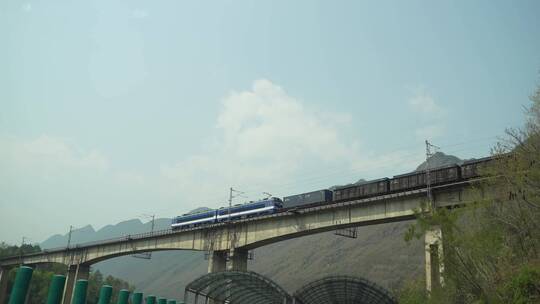 火车驶过高原高架