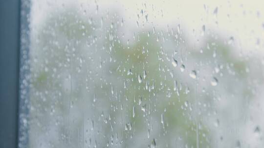 窗外下雨马路下雨城市下雨中雨小雨