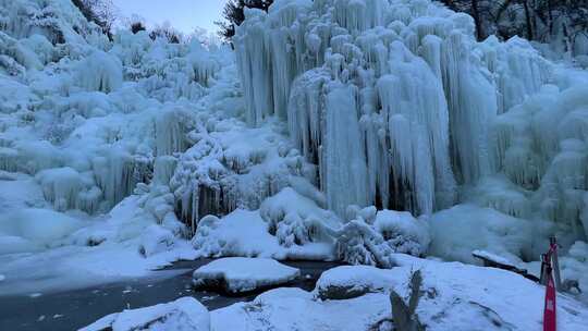 济南南部山区九如山，冰瀑成型冰天雪地