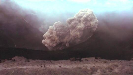 火山爆发实拍