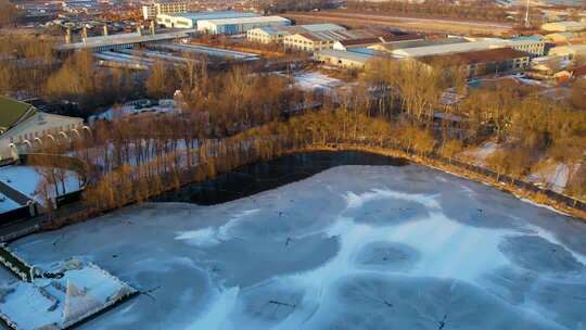4K长春关东文化园冬季雪景冰封的湖面航拍视频