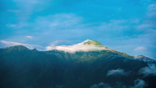 【延时】一束光照亮雨雾缭绕的绿色山顶上