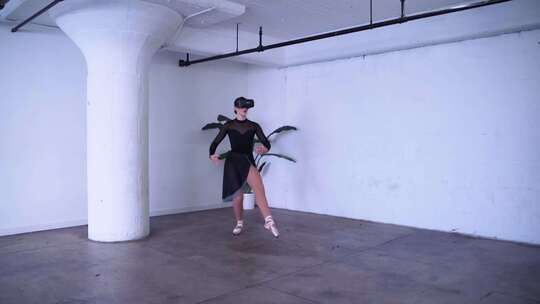 一个戴着VR眼镜跳芭蕾舞的女人