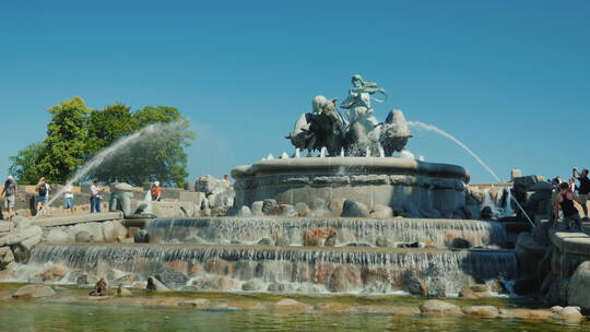 港口旁的喷泉雕塑视频素材模板下载