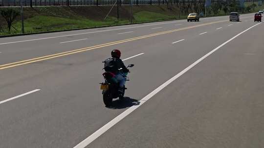 高清实拍汽车摩托车行驶在公路上