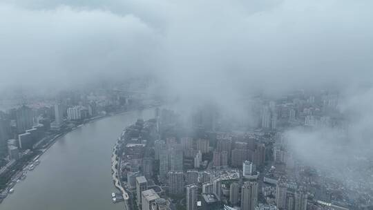 云雾中的城市