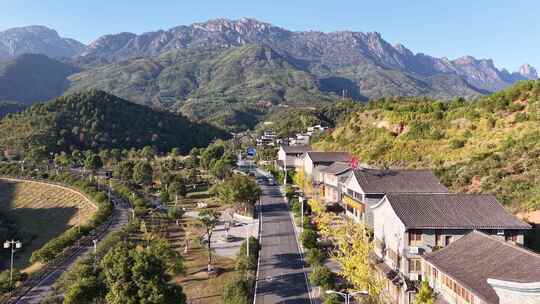 大山中的农村航拍