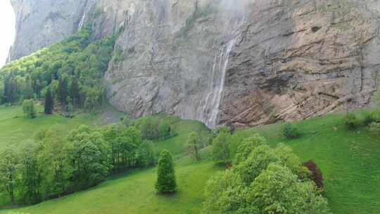 瑞士伯尔尼阿尔卑斯山劳特布伦嫩山谷的瀑布——空中拍摄