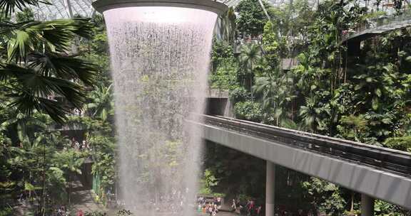 新加坡樟宜机场瀑布与网红小火车