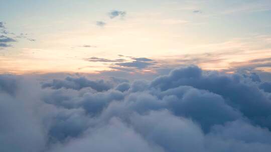 高空视角俯瞰云海日出的壮观景象