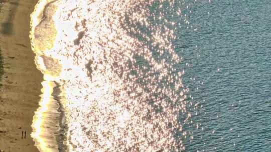 阳光照射下的沙滩与海浪