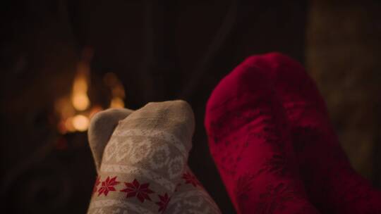 情侣在燃烧的壁炉前暖脚视频素材模板下载