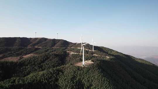 航拍山上的风力发电大风车
