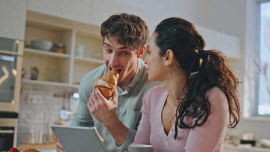 厨房特写夫妻看电脑的快乐配偶早餐片视频素材模板下载