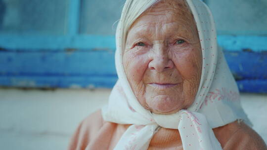 一个老年妇女看着镜头的肖像