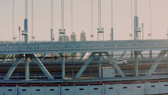 男子在吊桥上慢跑的航拍视频视频素材模板下载