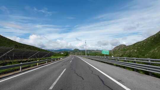 开车行驶在草原天路 草原风景 草原道路