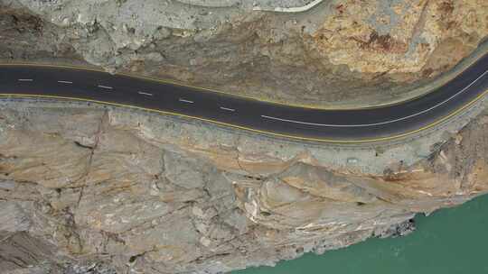 巴基斯坦斯卡杜山区悬崖旁高速公路的航拍。