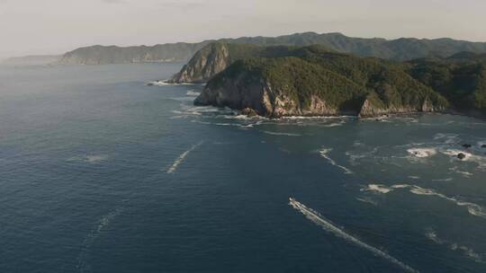 在海湾里航行的小船