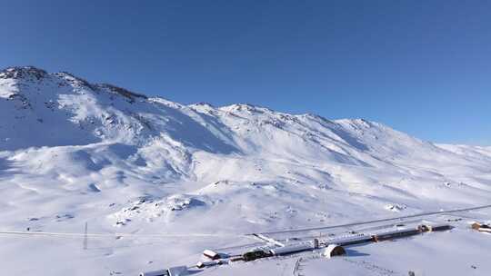 航拍新疆阿勒泰雪景吉木乃草原石城输电线路