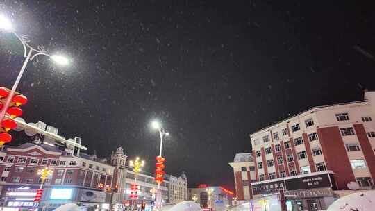 小城雪夜灯光街景行人