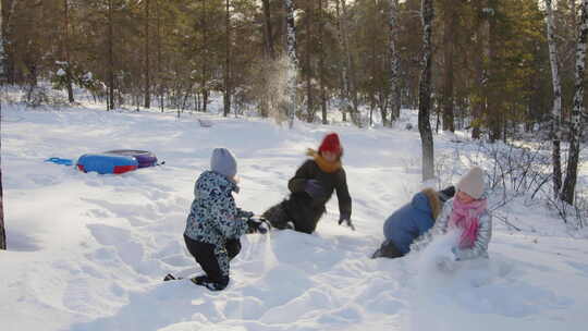 小男孩和女孩在冬季公园玩雪