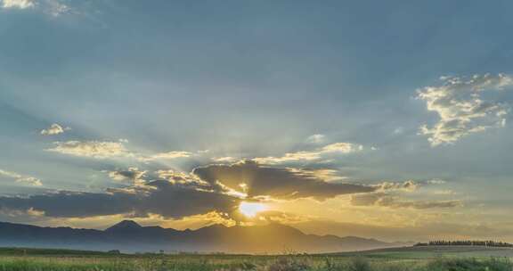 山峰日落蓝天白云云卷云舒田野草坪晚霞夕阳