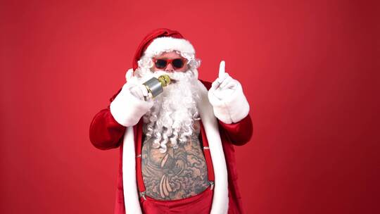 纹身的圣诞老人唱歌