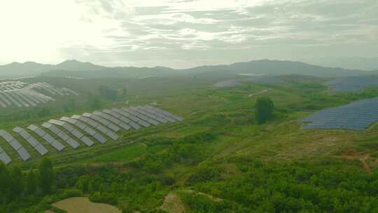 航拍遍布山野的太阳能电板发电站