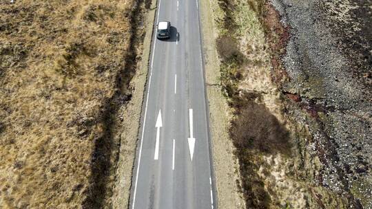 公路上前行的车辆航拍跟随