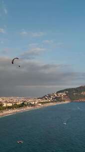 垂直视频滑翔伞鸟瞰土耳其Alanya