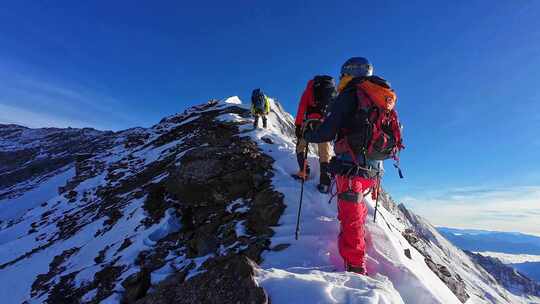 攀登四川岷山山脉主峰雪宝顶雪峰的登山队