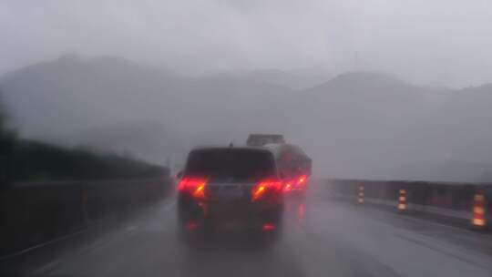 下雨天开车行驶在高速公路暴雨驾驶车辆交通