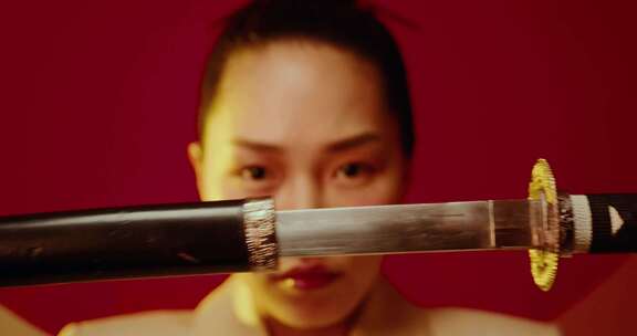 女人拿着武士刀