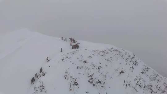 航拍登顶四川贡嘎山区贡巴峰雪山的登山者