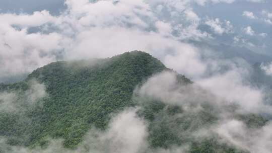 雨过天晴后云雾缭绕的山川河流村落