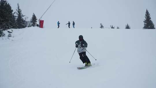4K滑雪者的慢动作，当阴天下雪时，滑雪场
