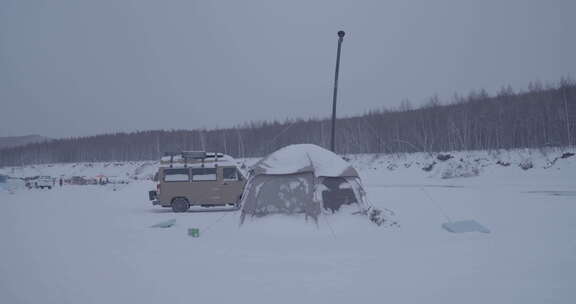 根河新村雪地里的房车