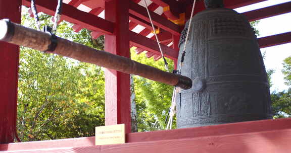 日本京都寺庙外悬挂的传统亚洲钟特写