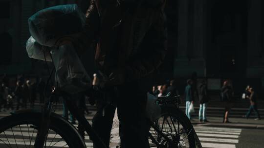 街头骑自行车的男人