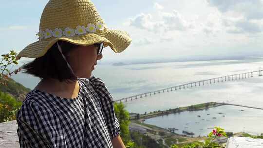 实拍女孩远眺汕头地标南澳岛跨海大桥