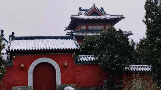 山顶上寂静的雪后寺院