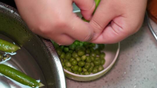 清洗豌豆青豆处理食材
