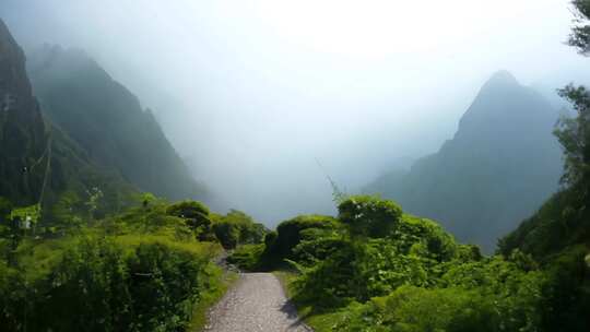 日光穿雾 山岭通幽 宁静祥和之境