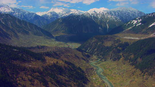 一个风景如画的村庄，雪山和河流周围有美丽的水景，还有魅力