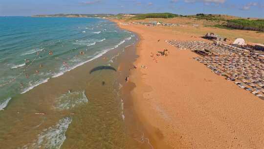 土耳其沙滩海岸线和海浪的鸟瞰图。